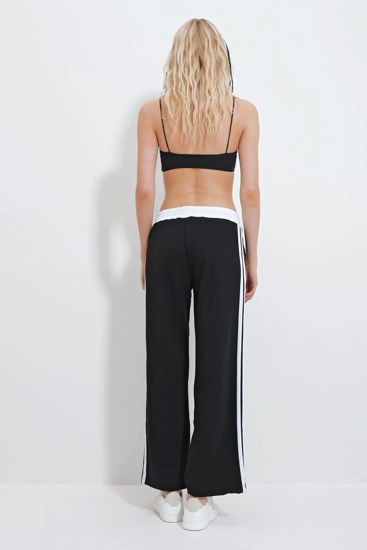 Trend Alaçatı Stili  Schwarze Pazalazzo-Jogginghose mit elastischem Bund und doppeltem Streifen für Damen ALC-X11969