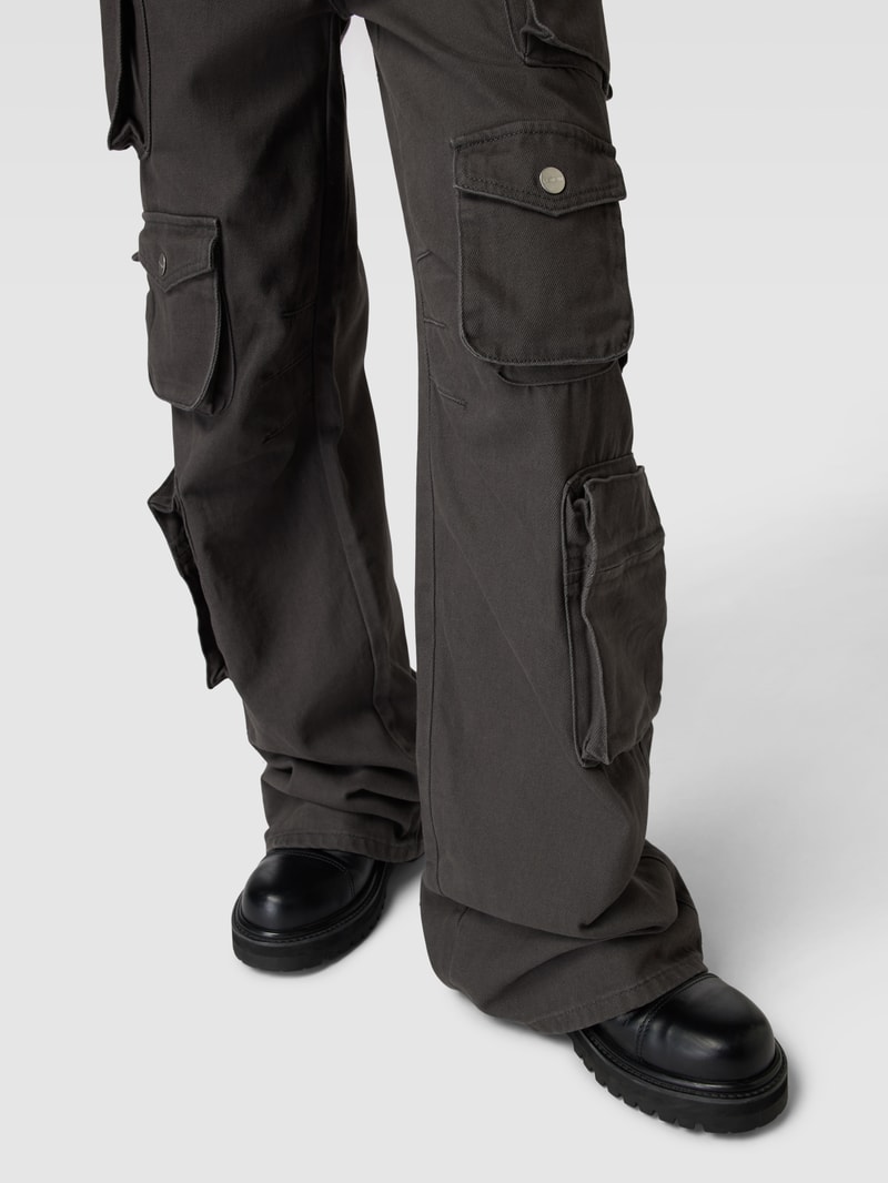 Jeans mit Cargo-Taschen in dunkelgrau
