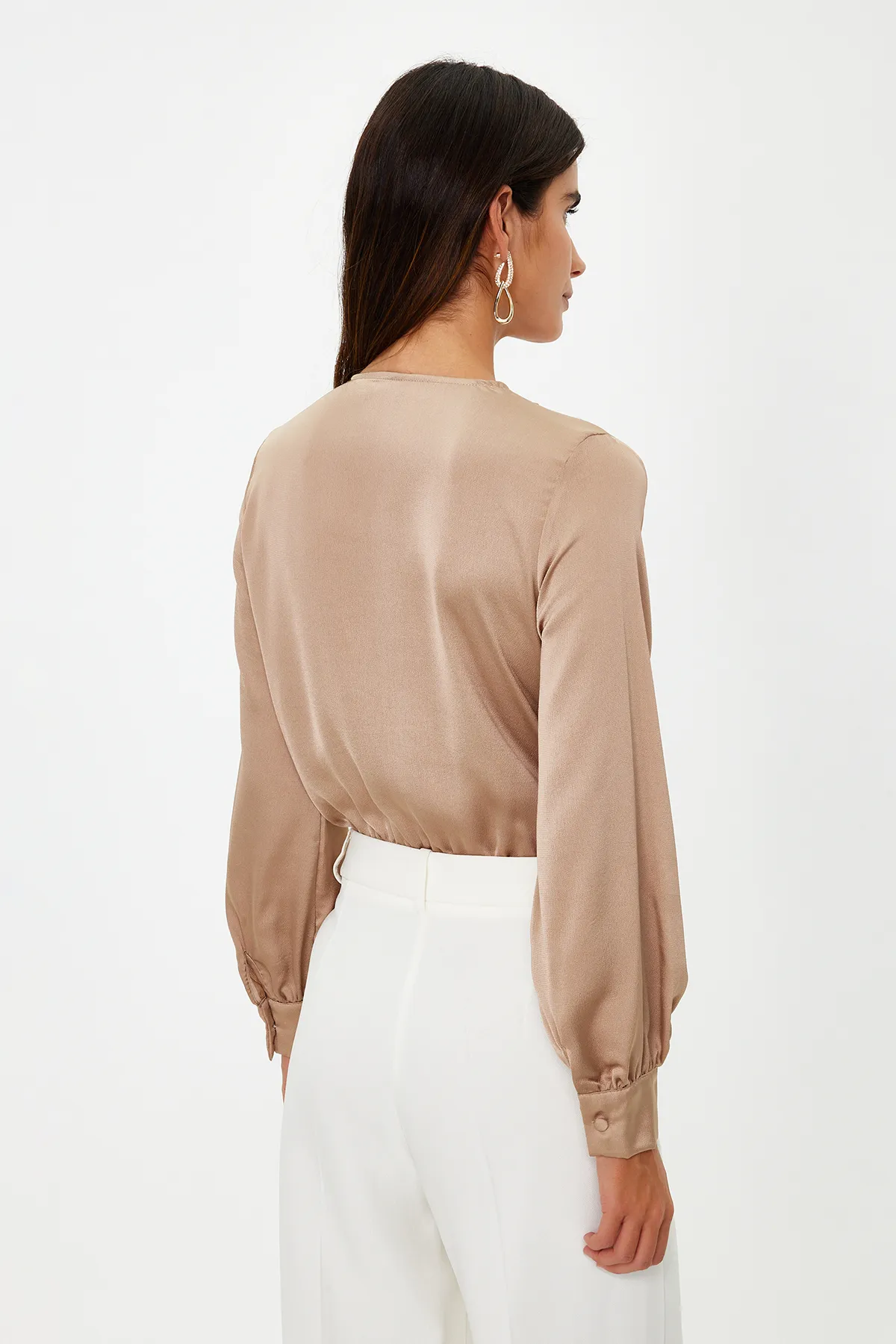 Trendyol Collection  Body aus Nerzsatin mit zweireihigem Kragen und Druckknopfdetail - TOFAW19BB0678