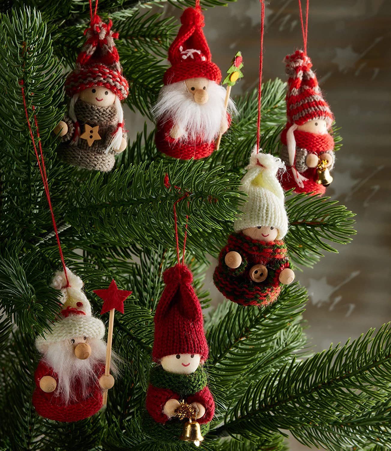 BRUBAKER Christbaumschmuck Weihnachtswichtel Set, Winterkinder (6-tlg), Weihnachtsanhänger aus Holz und Strick, 8 cm hoch, Baumschmuck in Geschenkbox, Baumanhänger Weihnachten