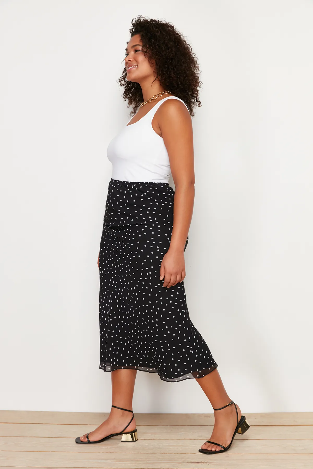 Trendyol Curve  Schwarzer gewebter Rock mit Fischmuster und Punkten TBBSS24AZ00024