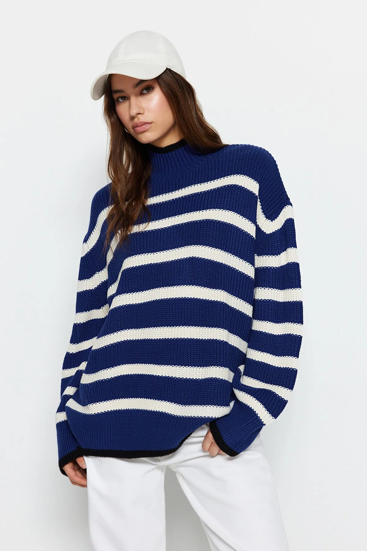 Trendyol Collection  Blauer, gestreifter Strickpullover mit weiter Passform TWOAW23KZ01446