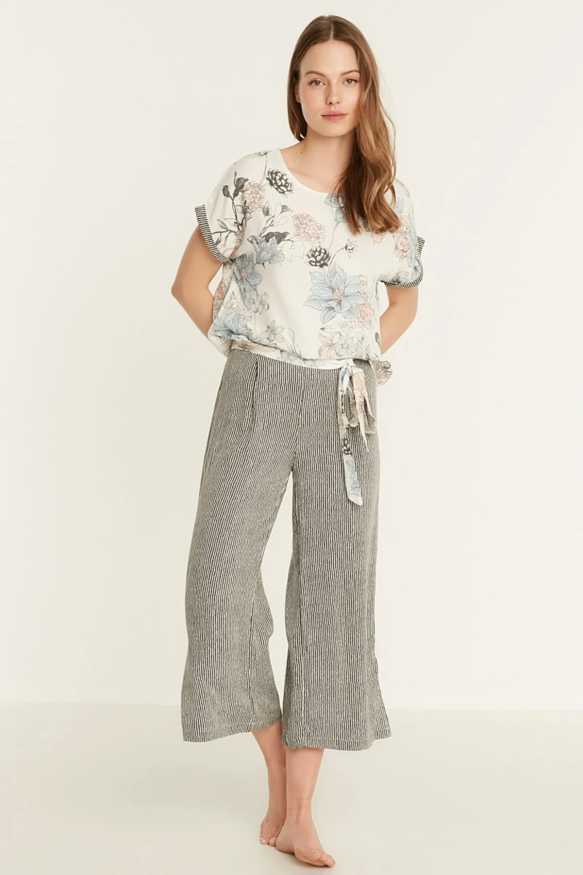 C&City  Gemustertes Kurzarm-Pyjama-Set aus Viskose 9081 Ecru