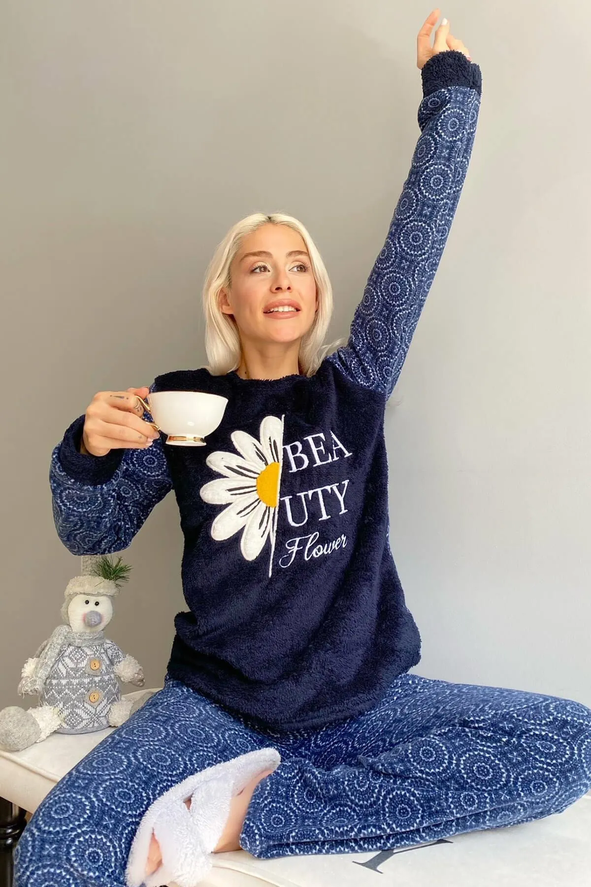 Pijamaevi  Marineblaues Damen-Pyjama-Set aus Plüsch mit Gänseblümchenmuster