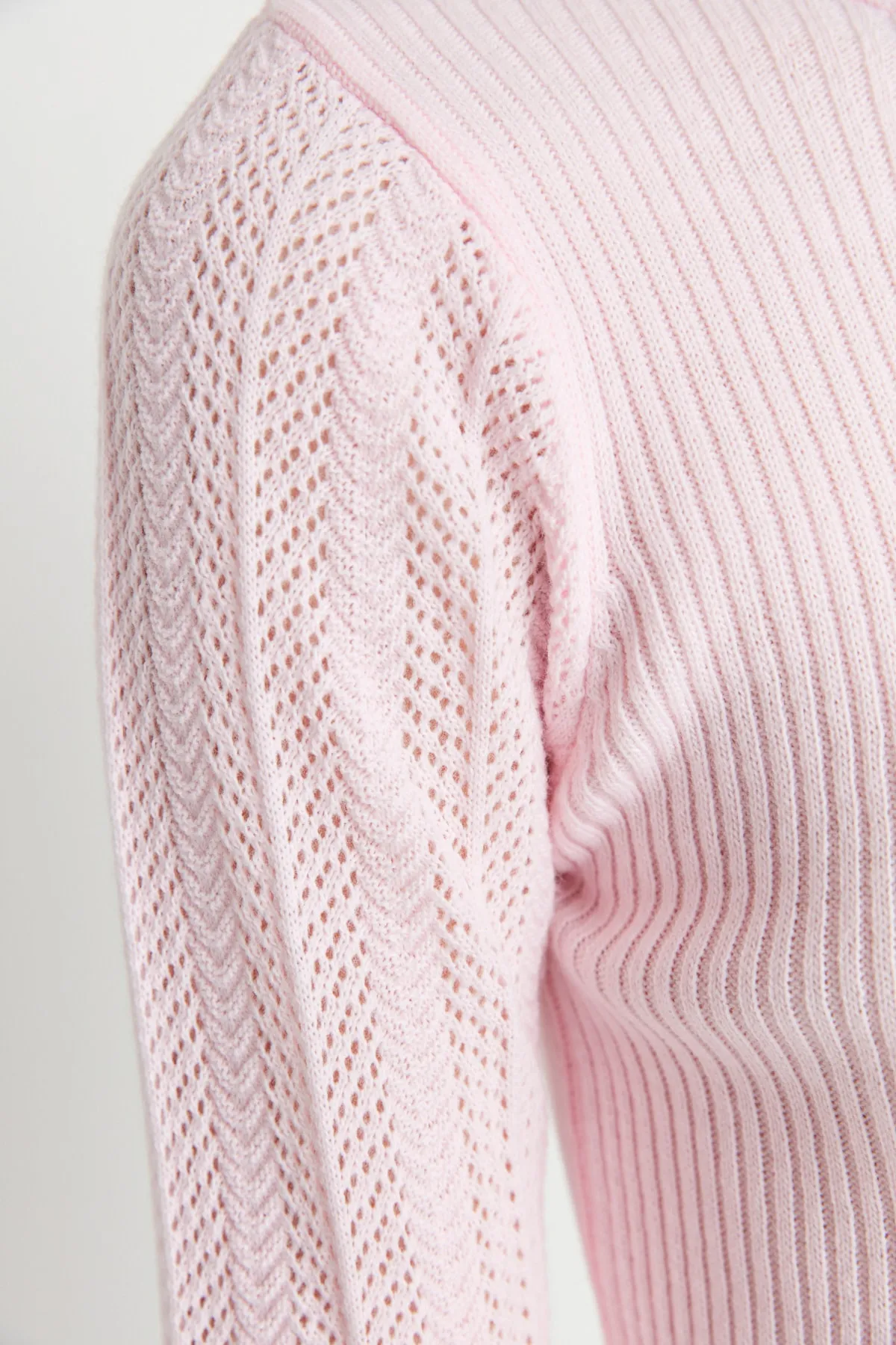 Trendyol Collection  Puderfarbener durchbrochener Strickpullover TWOAW23KZ00422
