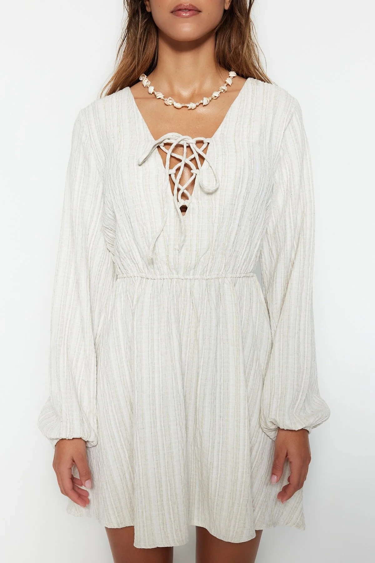 Trendyol Collection  Ecrufarbenes Mini-Strandkleid aus gewebtem, gebundenem Leinengemisch TBESS23EL00103