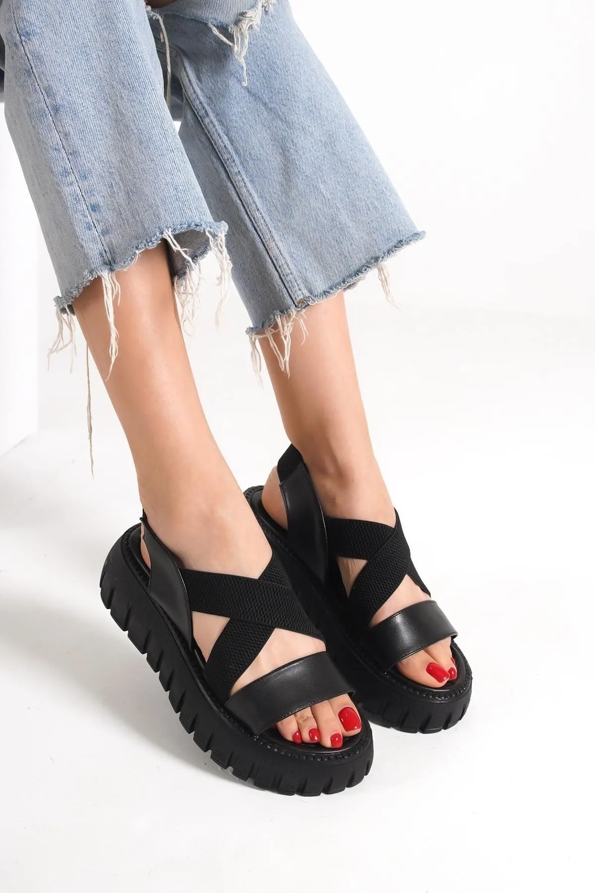 Capone Outfitters  Capone Damen-Sandalen mit runder Zehenpartie und überkreuztem Gummiband mit Trac-Sohle und Keilabsatz in Schwarz