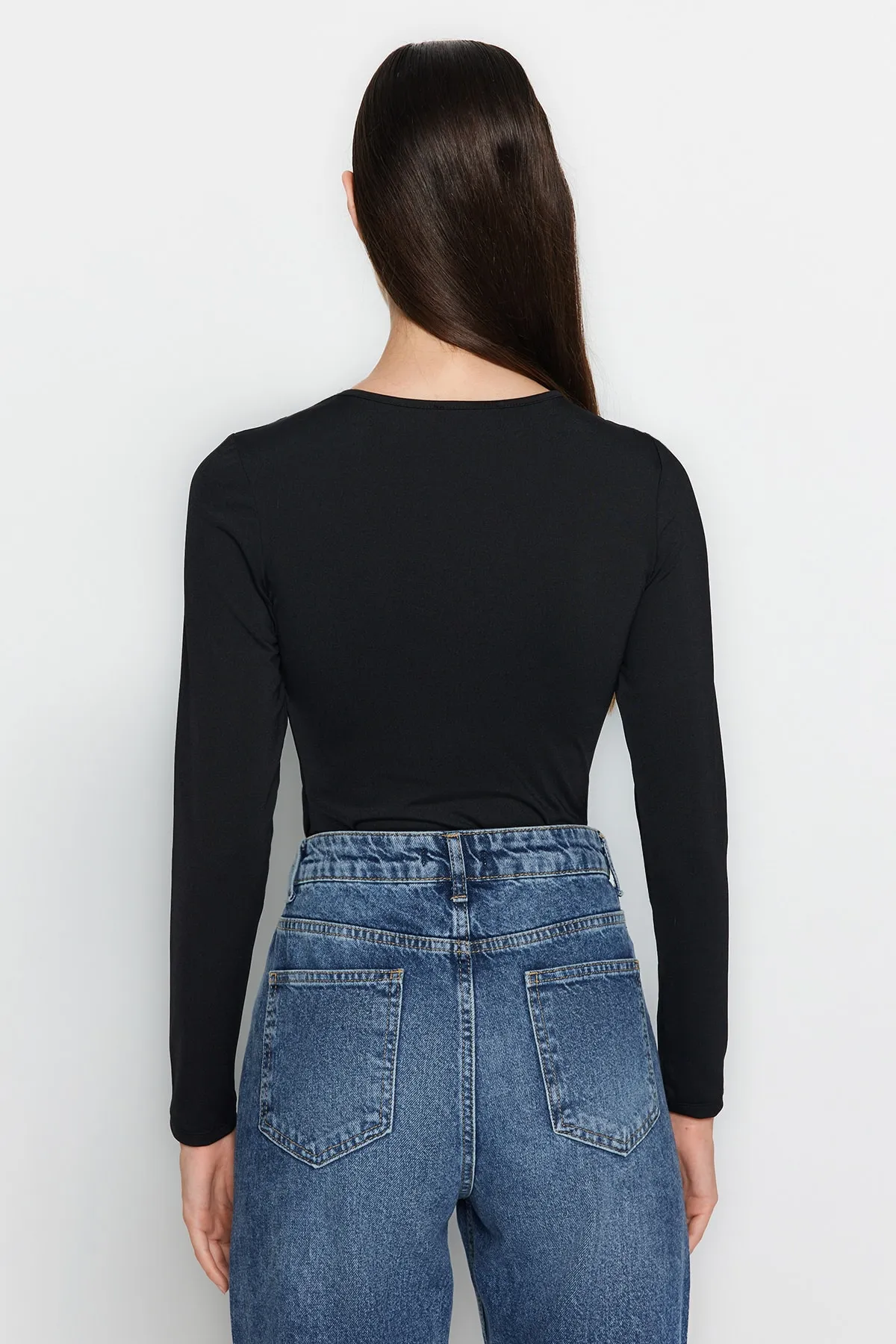 Trendyol Collection  Schwarzer, tief ausgeschnittener Stretch-Strickbody aus Tüll mit Rundhalsausschnitt und Druckknöpfen TWOAW24BD00012
