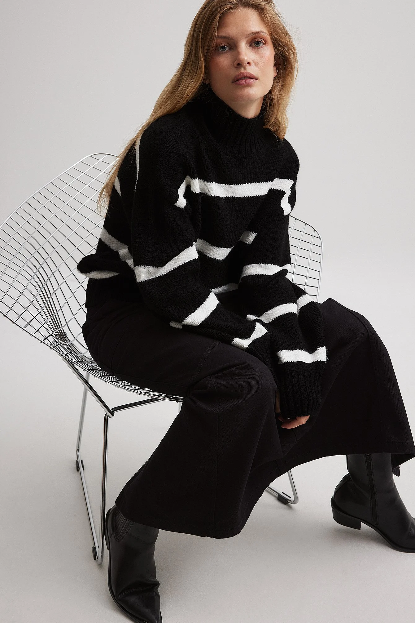 Gestreifter Strickpullover mit Rollkragen