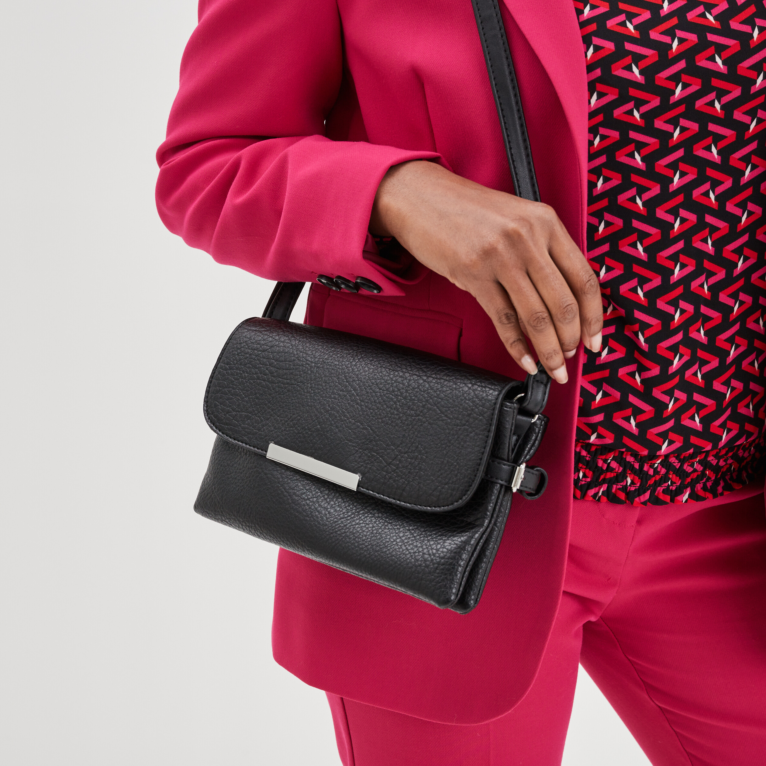 Sac en bandoulière avec rabat noir femme | La Halle