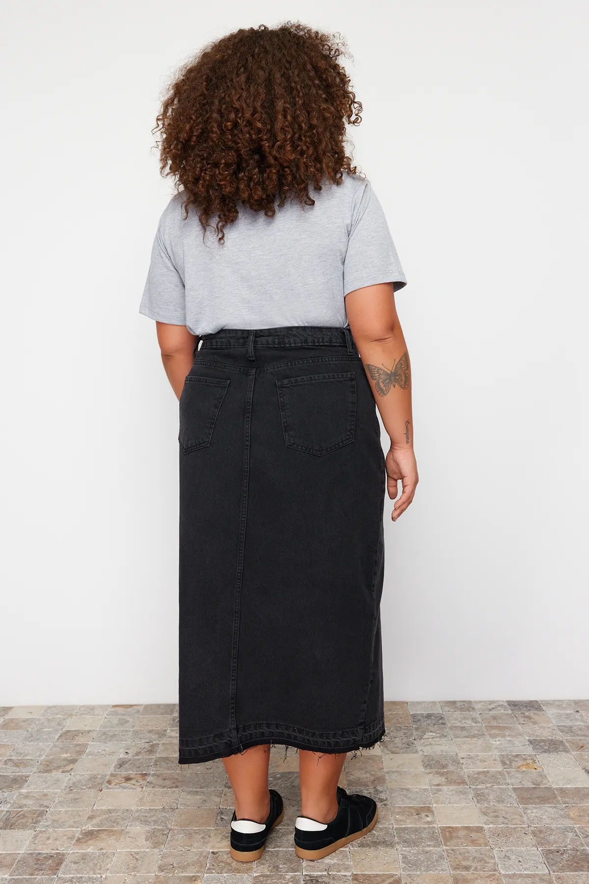 Trendyol Curve  Schwarzer Denim-Rock in großen Größen TBBSS23AZ00054