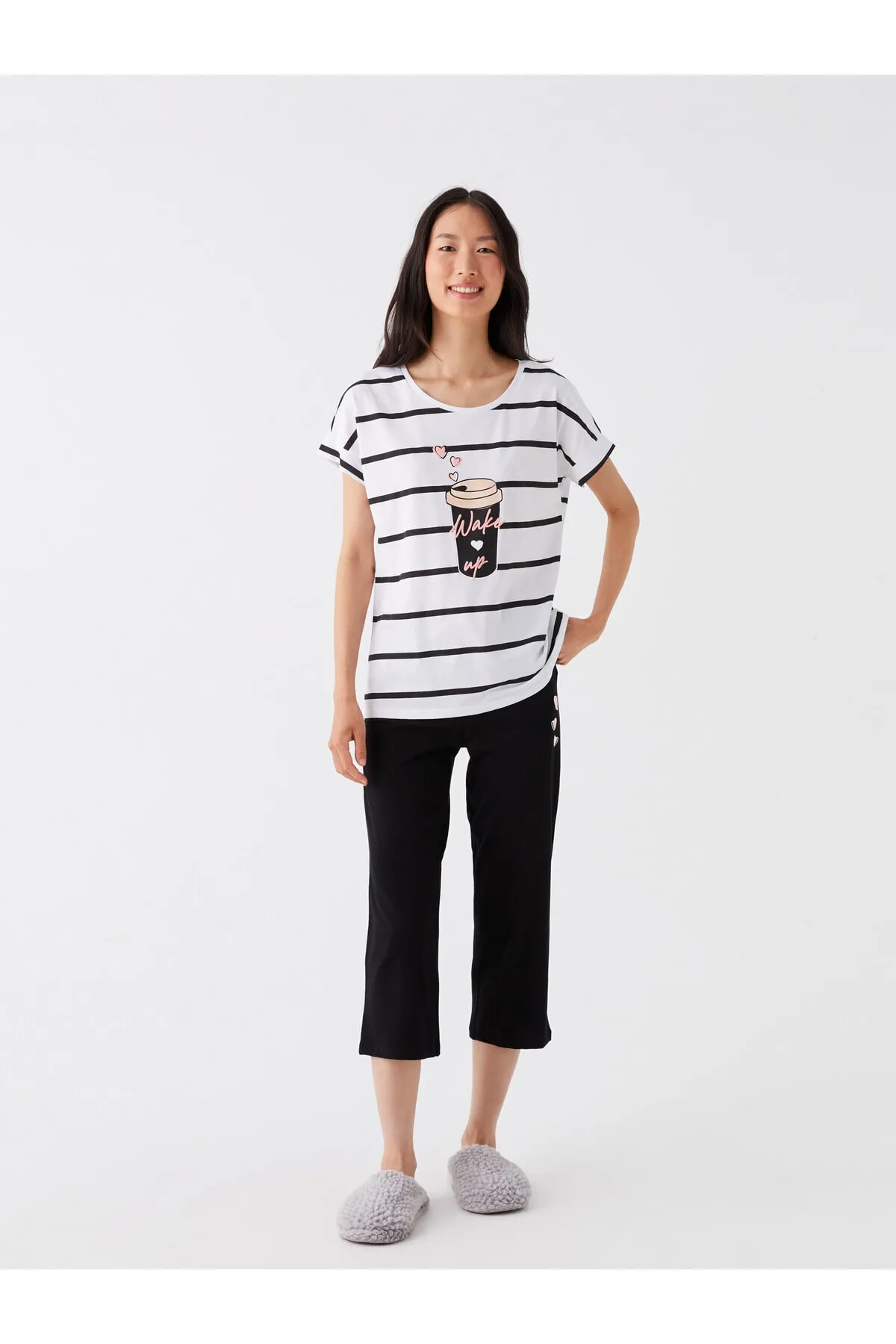 LC Waikiki  Bedrucktes Kurzarm-Capri-Pyjama-Set für Damen mit Rundhalsausschnitt