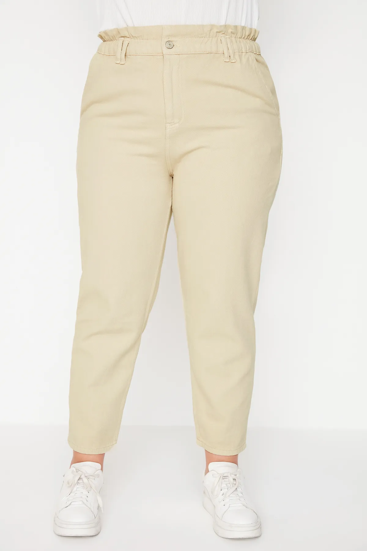 Trendyol Curve  Beige Mom-Jeans mit hoher Taille und elastischem Bund TBBAW23CJ00037