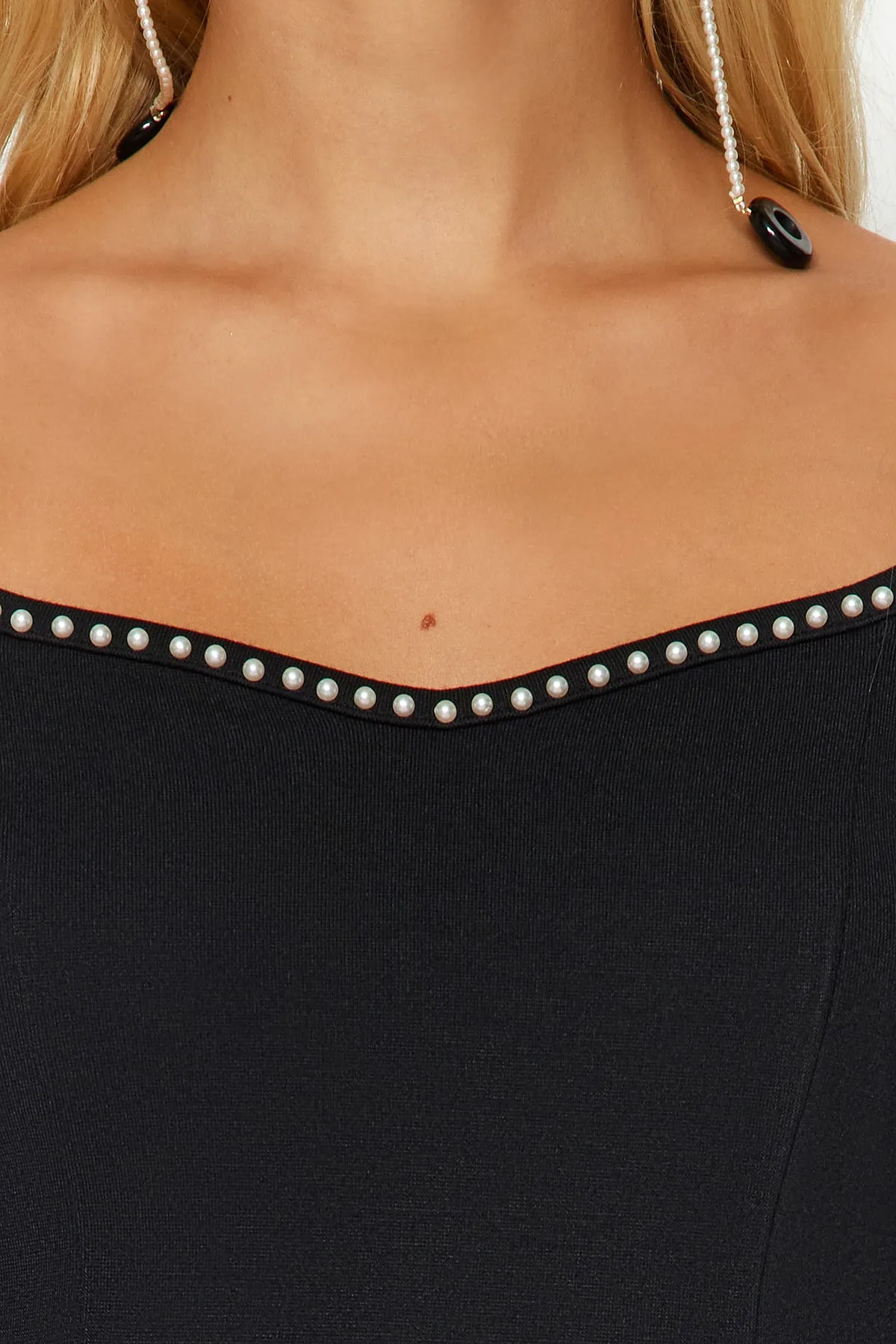 Trendyol Collection  Schwarzes Interlock-Mini-Strickkleid mit herzförmigem Ausschnitt und Perlendetails und detailliertem Schnitt TWOAW24EL00524