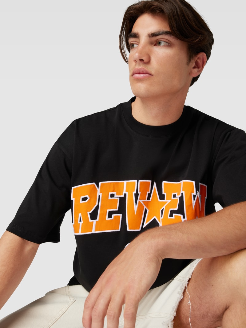 T-Shirt mit Label-Print in schwarz