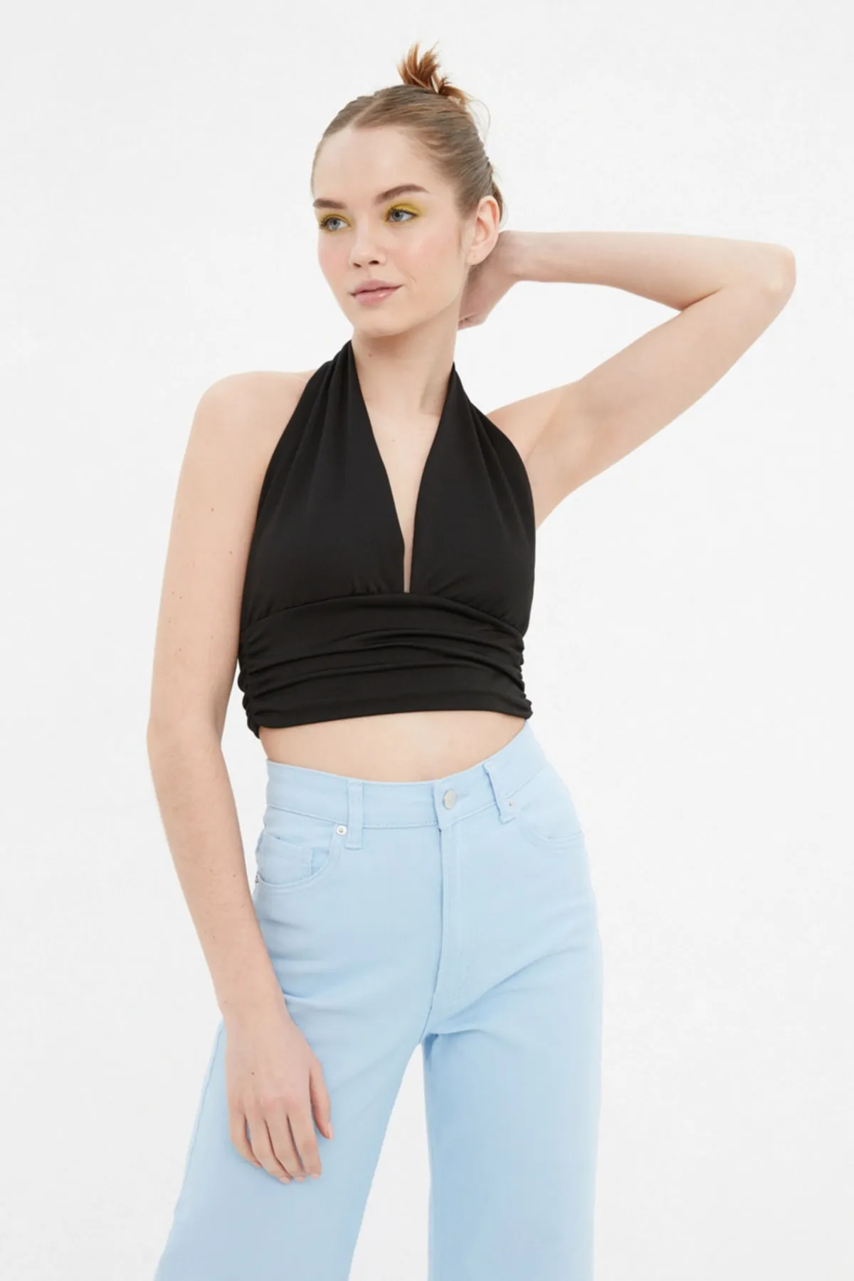 Trendyol Collection  Schwarze, taillierte, kurze Strickbluse mit Neckholder TWOSS22BZ0544