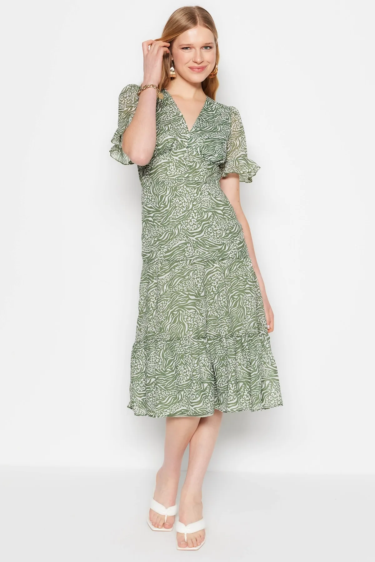 Trendyol Collection  Grünes, gewebtes Kleid in A-Linie/Glockenform mit Tiermuster und Rüschen in Midi-Länge TWOSS23EL00995
