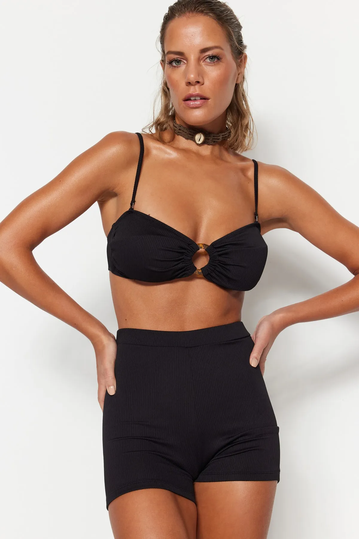 Trendyol Collection  Schwarze strukturierte Bikinihose mit hoher Taille und Shorts TBESS23BA00249