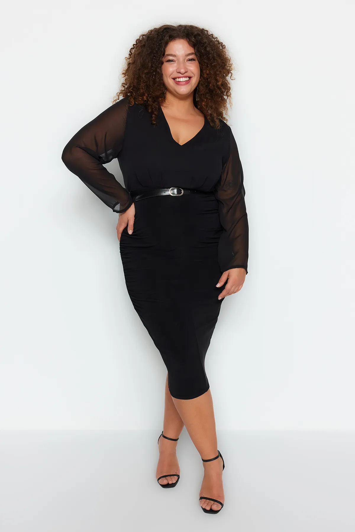 Trendyol Curve  Schwarzes, tailliertes Midikleid aus Webstoff mit Gürteldetail TBBAW24AH00057