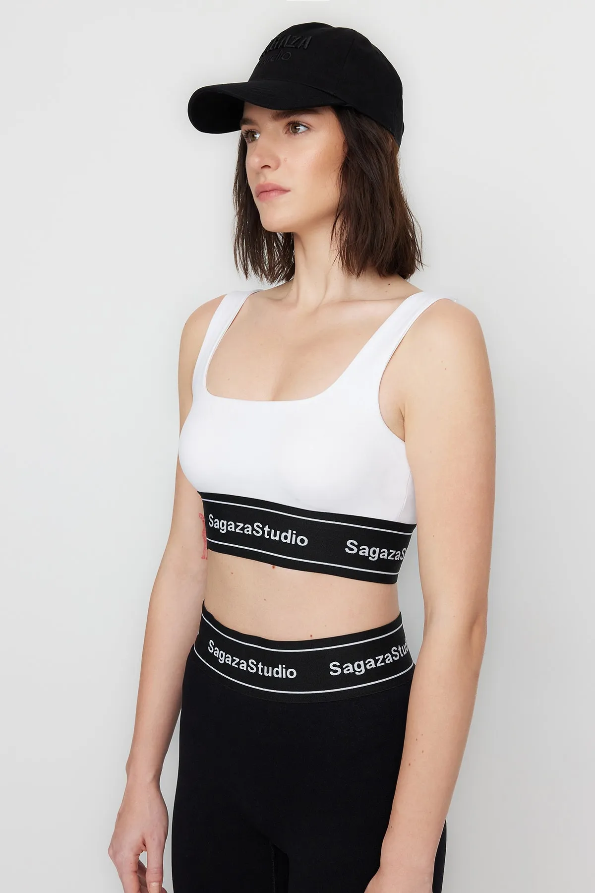 Trendyol Collection  X Sagaza Studio Weißer Supportive Recovery Sport-BH mit eckigem Kragen TCLSS23SS00002