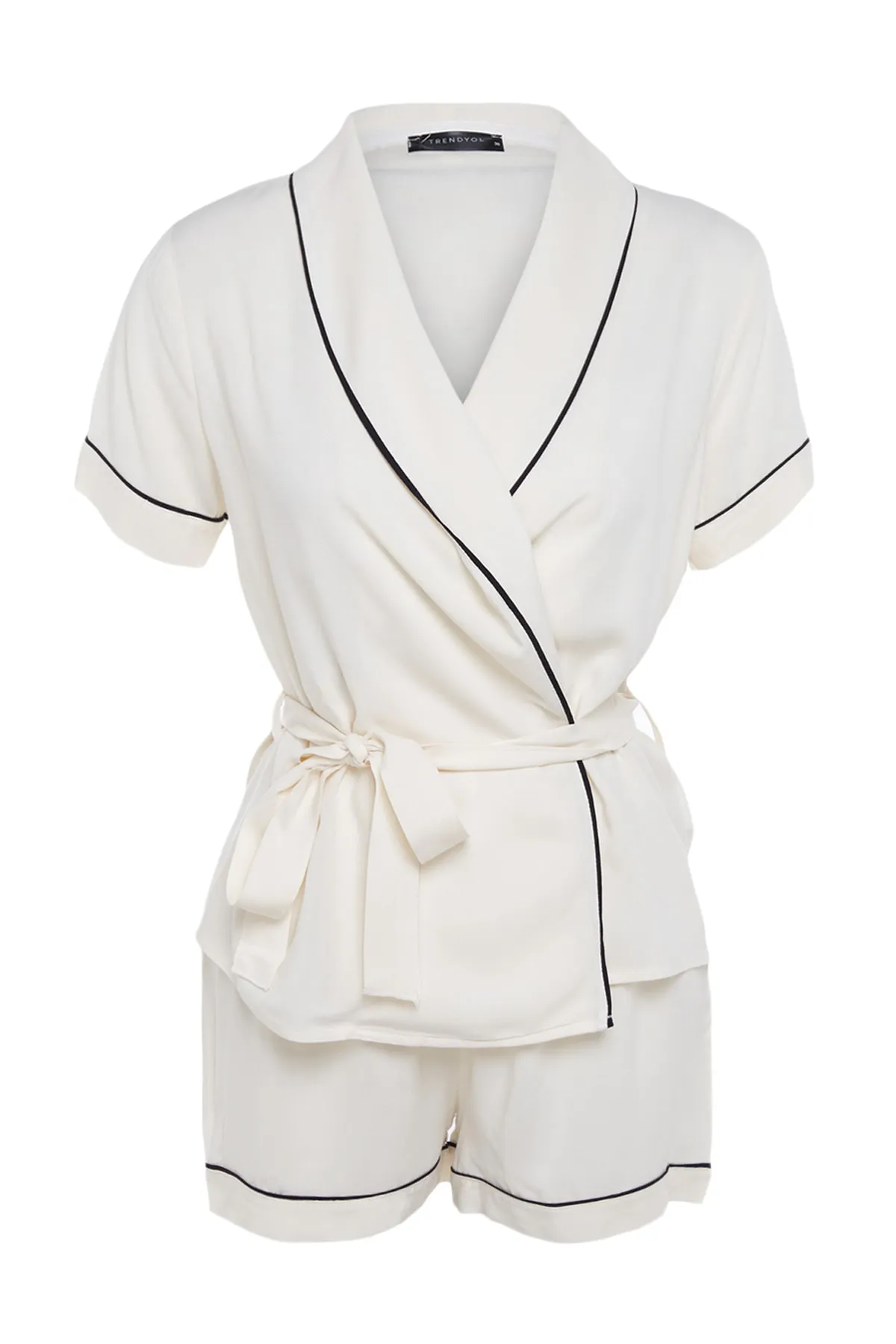 Trendyol Collection  Beiges Pyjama-Set aus Viskose mit Hemd und Shorts, mit Gürtel und Paspelierung THMSS23PT00203