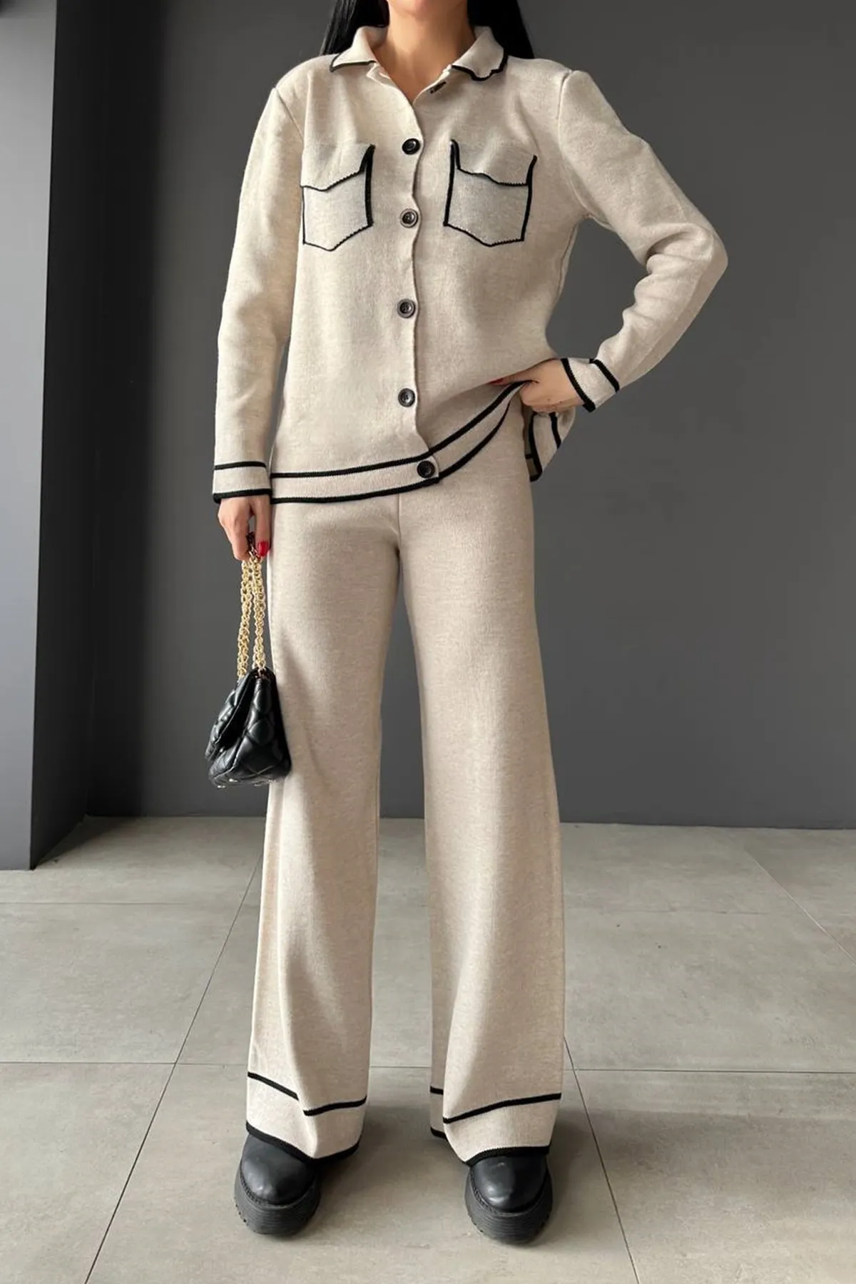 lovebox  Strickjacke mit Polokragen, Taschendetail und Knopfleiste und Hose mit hoher Taille und weitem Bein, cremefarbenes Strickoberteil, Anzug 10067