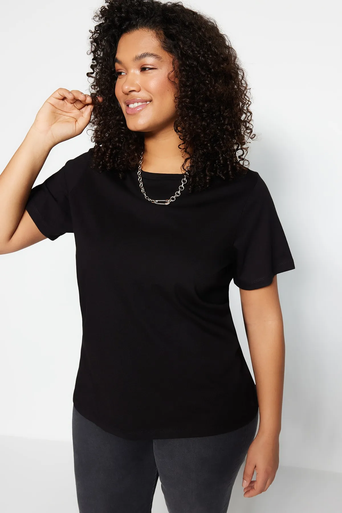 Trendyol Curve  Schwarzes Basic-Strick-T-Shirt mit Rundhalsausschnitt TBSSS22TS0733
