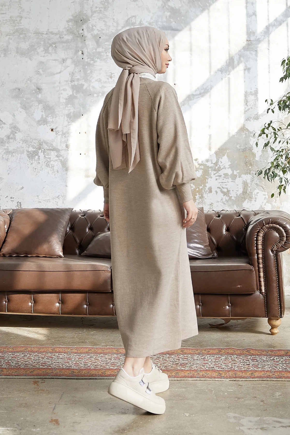 InStyle  Mina Strickkleid mit Ballonärmeln – Beige