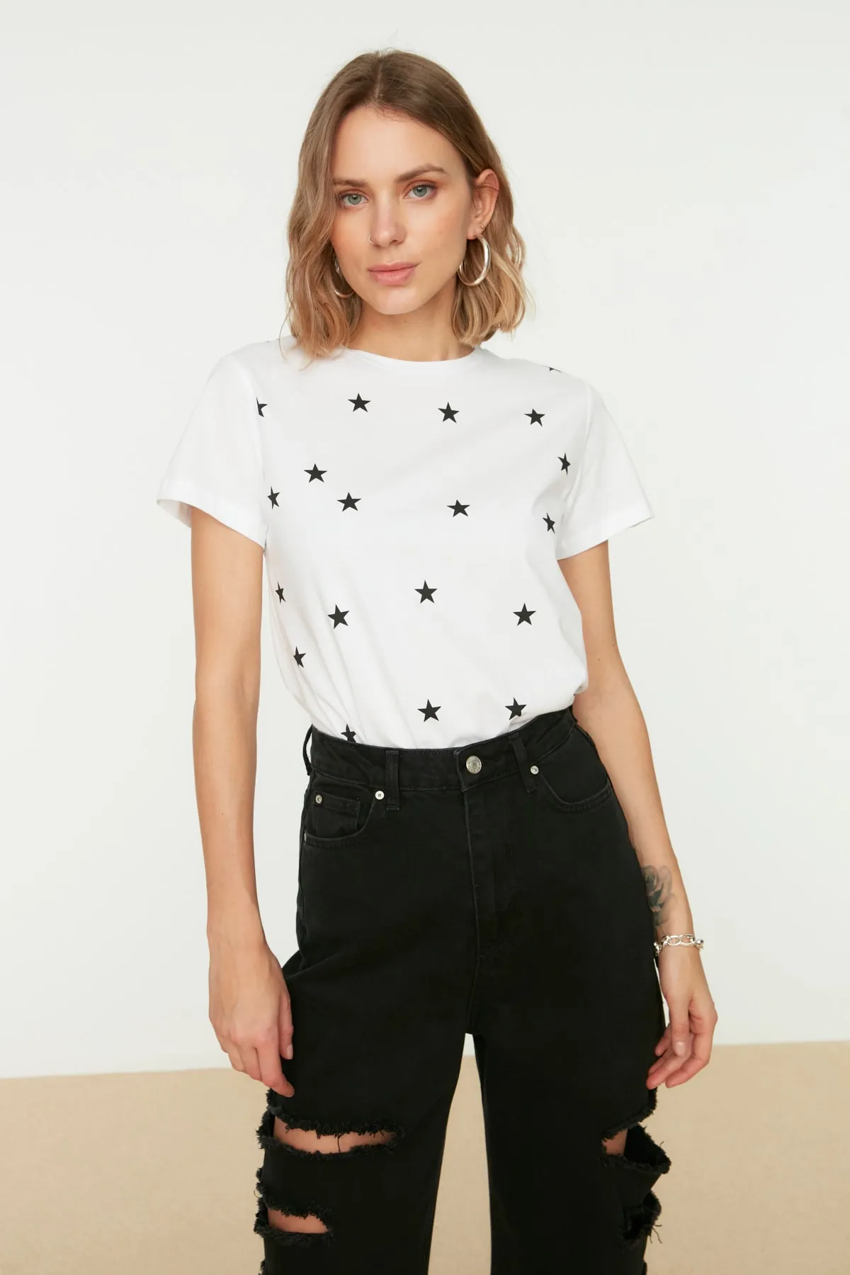 Trendyol Collection  Weißes Strick-T-Shirt mit Rundhalsausschnitt und Stern-Aufdruck, Regular/Regular Fit, 100 % Baumwolle TWOSS20TS0757