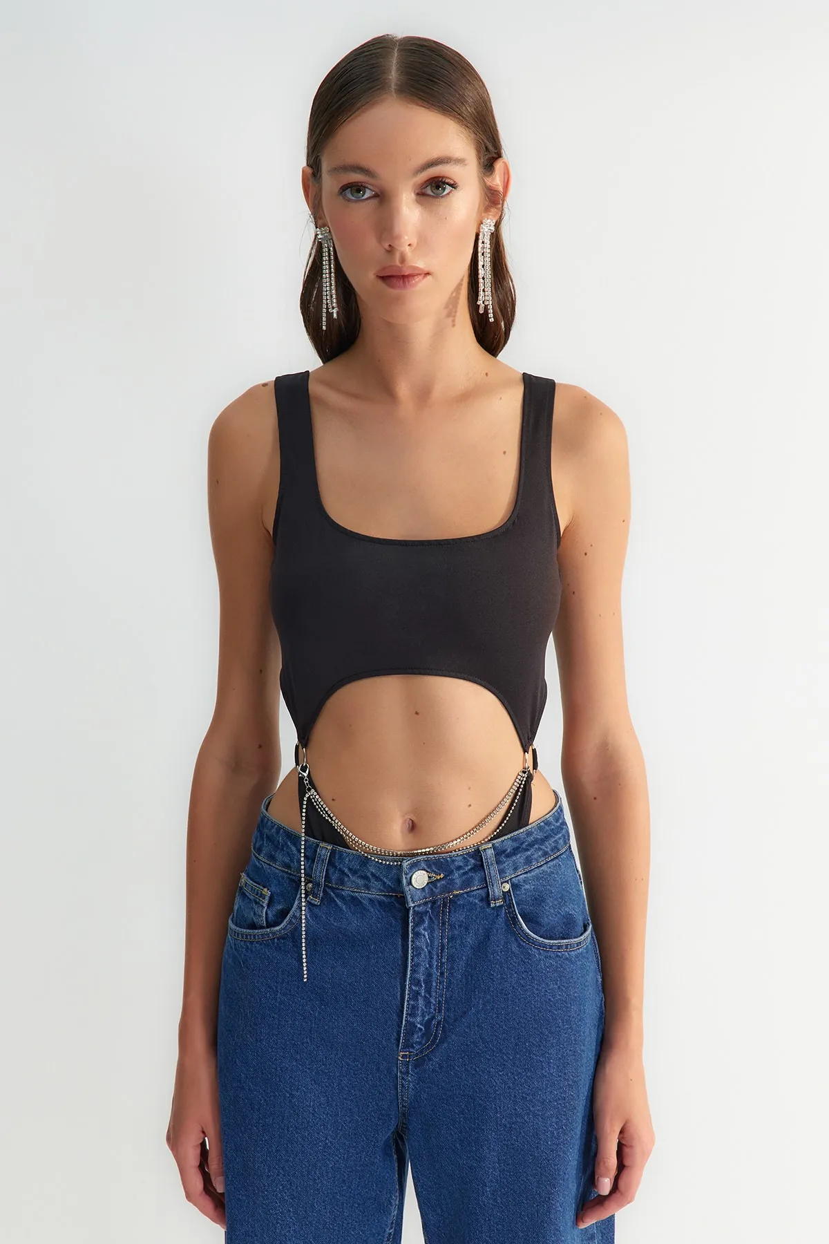 Trendyol Collection  X Zeynep Tosun Schwarzer Body mit hohem Beinausschnitt und Kettendetail TCLSS23BD00004
