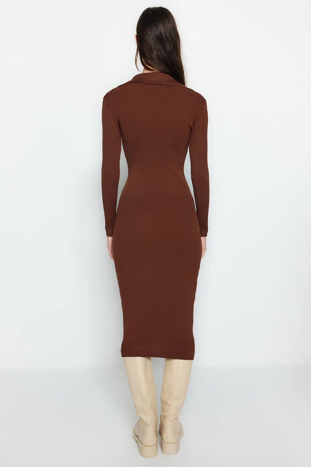 Trendyol Collection  Braunes Midi-Strickkleid mit Rollkragen TWOAW24EL00030