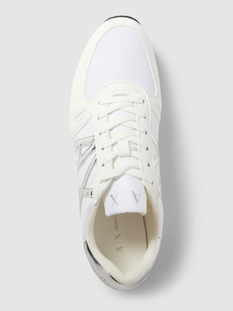 Sneaker mit Label-Details in weiß