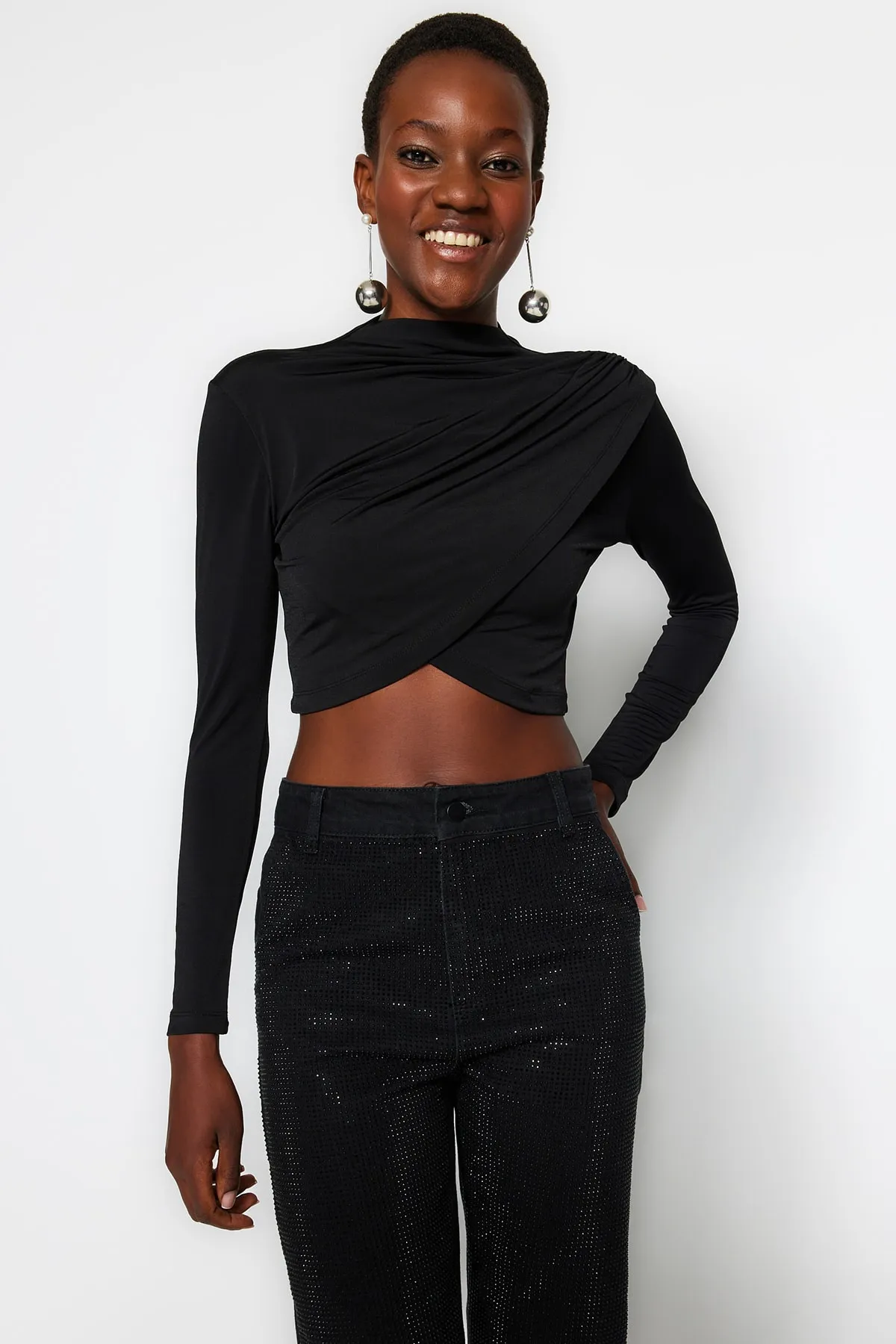 Trendyol Collection  Schwarze drapierte Crop-Bluse mit hohem Kragen TWOAW24BZ00164