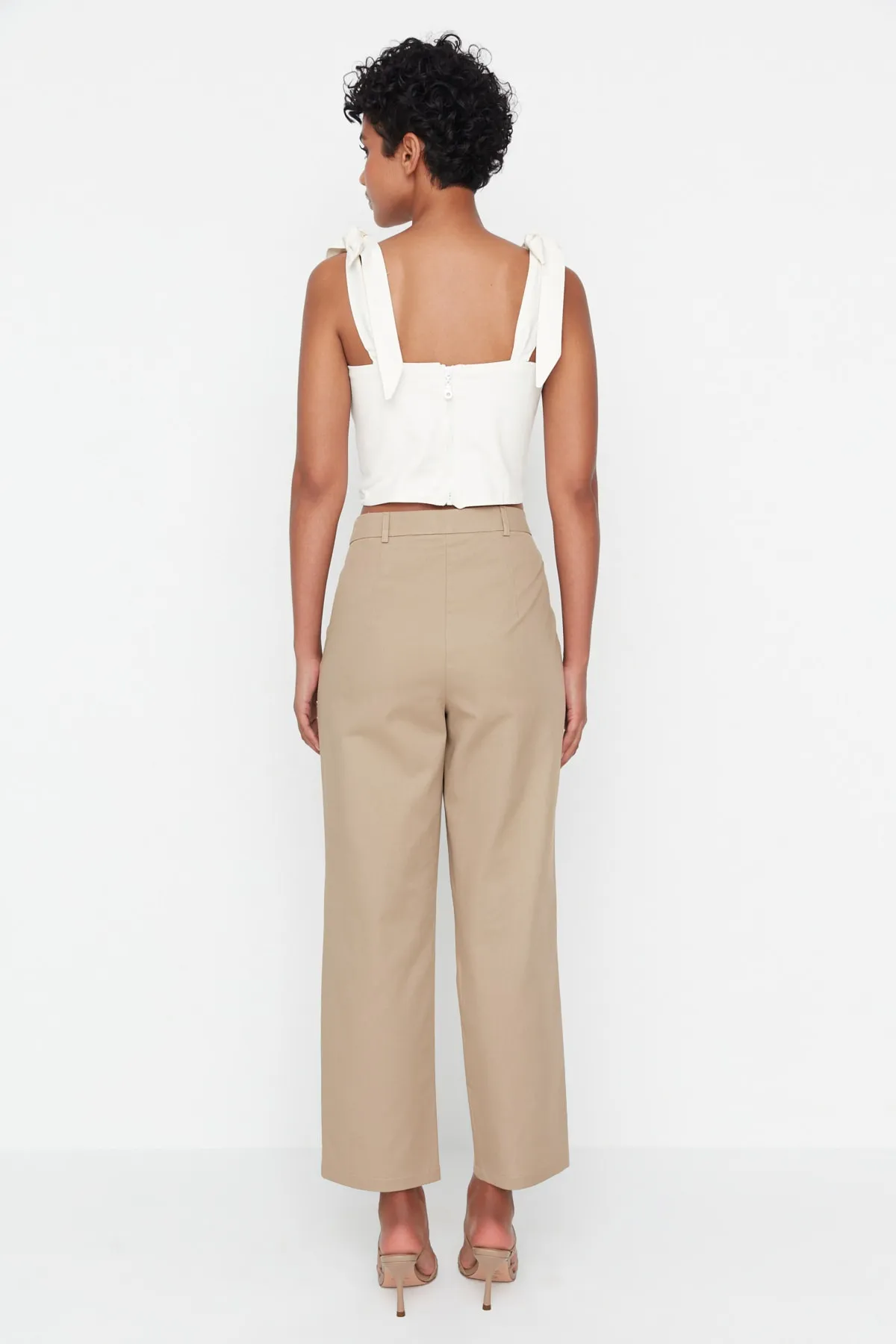 Trendyol Collection  Beigefarbene, gerade geschnittene, gewebte Hose mit hoher Taille TWOSS22PL00074