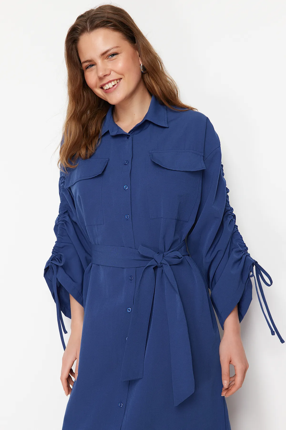 Trendyol Modest  Saks-Hemdkleid aus gewebter Baumwolle mit Gürtel und verstellbaren Ärmeln, Detail TCTSS23EB00365