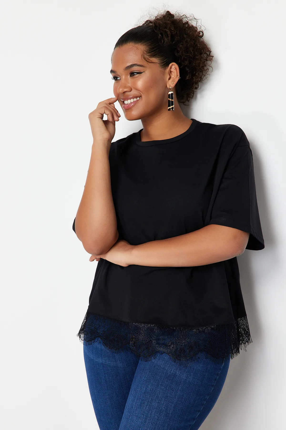 Trendyol Curve  Schwarzes Spitzen-Strick-T-Shirt TBSSS24BF00009