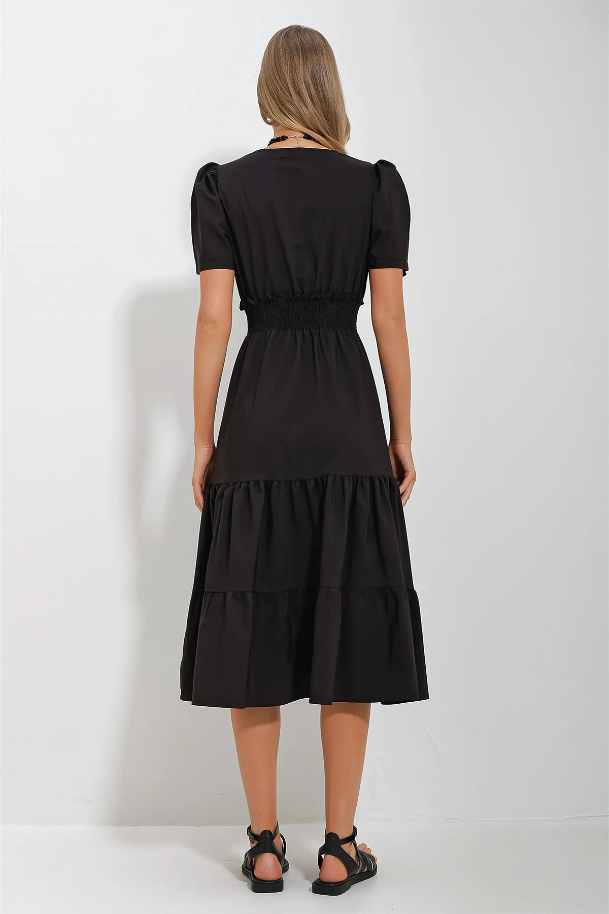 Trend Alaçatı Stili  Schwarzes zweireihiges Damenkleid aus gewebter Popeline mit Taillenführung und Volants ALC-X11610