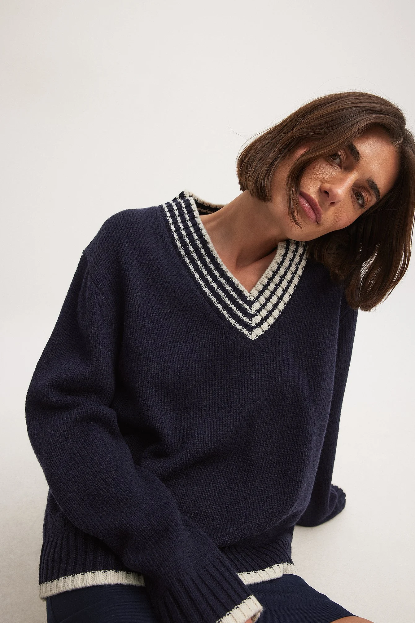 Oversized-Pullover mit V-Ausschnitt und Kontrastdetail
