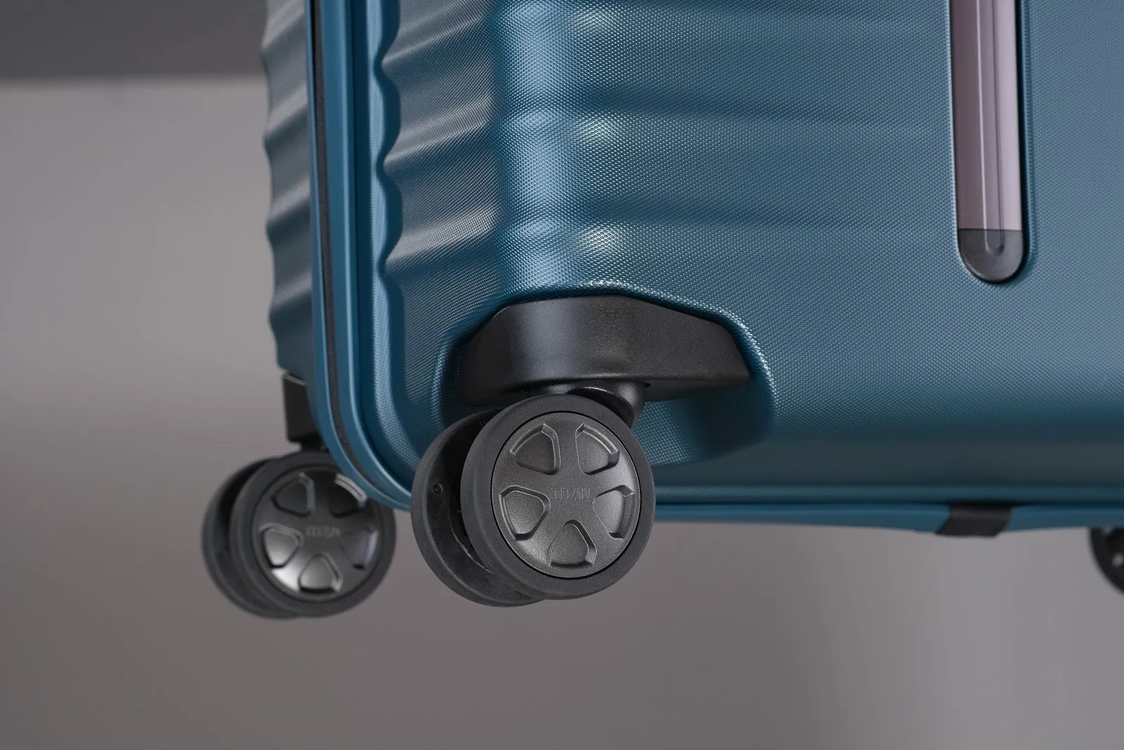 Titan LITRON 4-Rollen-Kabinentrolley S - Petrol