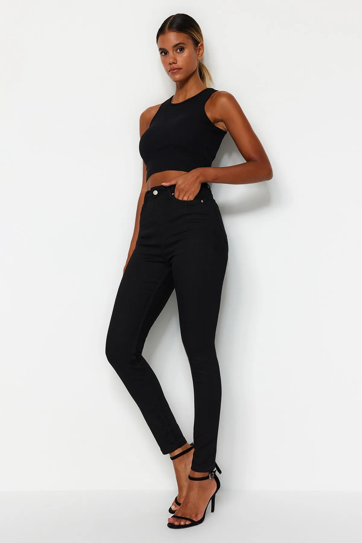 Trendyol Collection  Schwarzer Push-Up-Skinny mit hoher Taille TWOSS23JE00078
