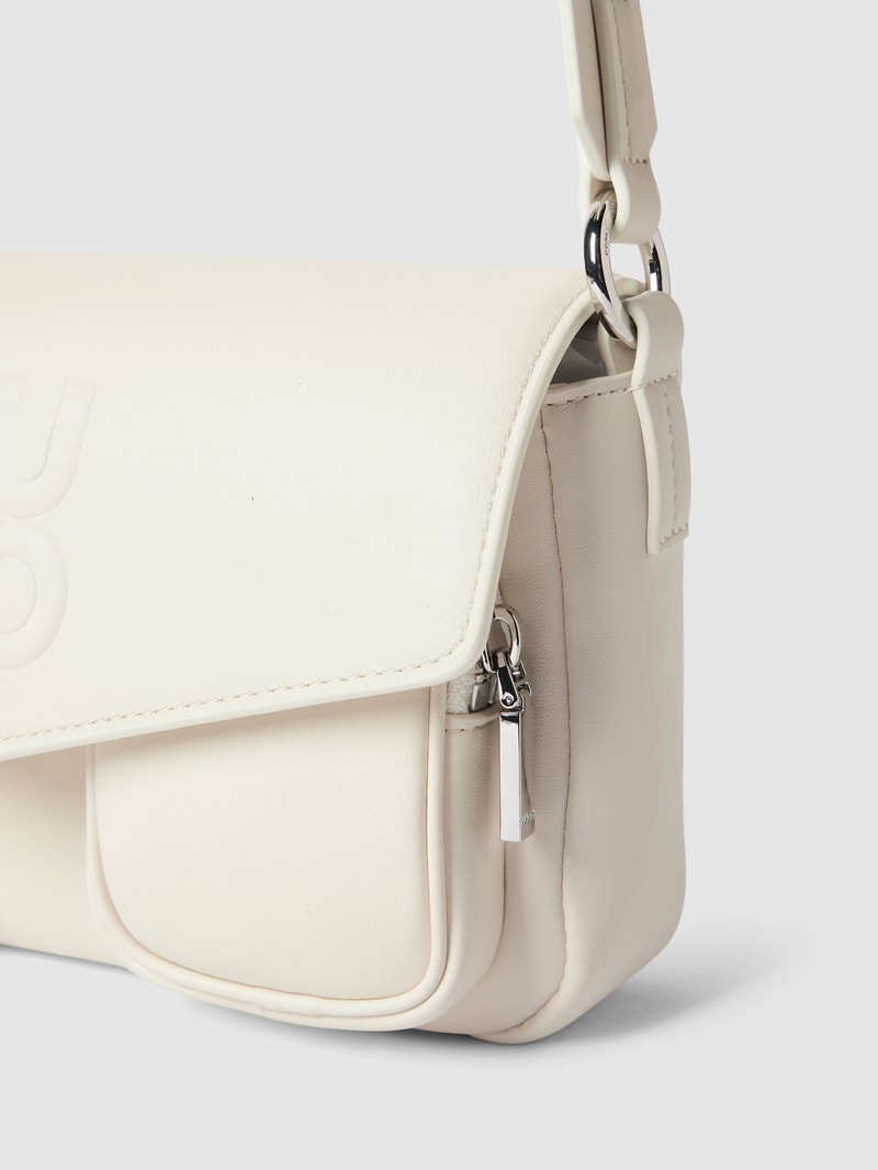 Schultertasche mit Label-Prägung Modell 'Bel' in weiss
