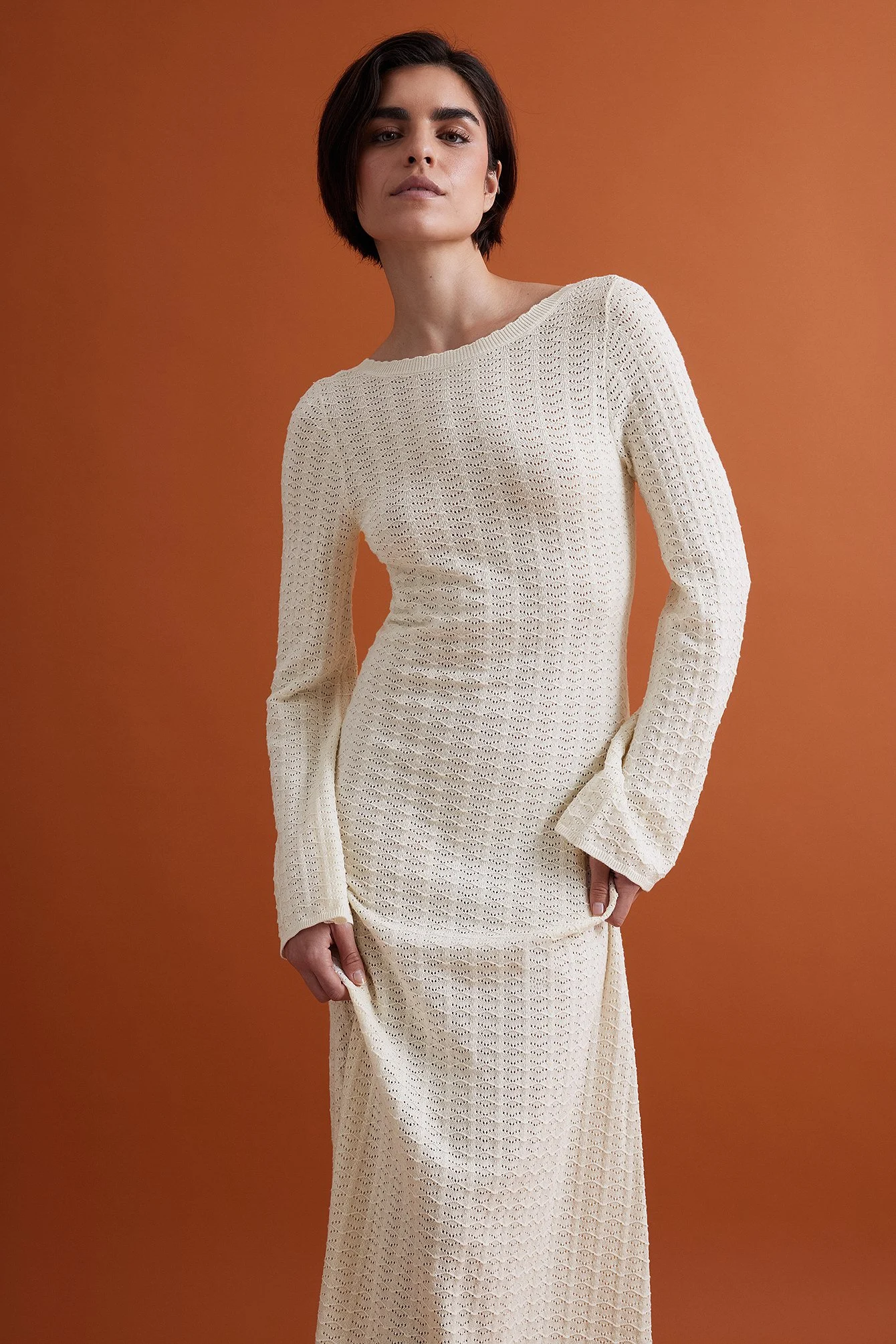 Gestricktes Maxikleid mit tiefem Rückenausschnitt