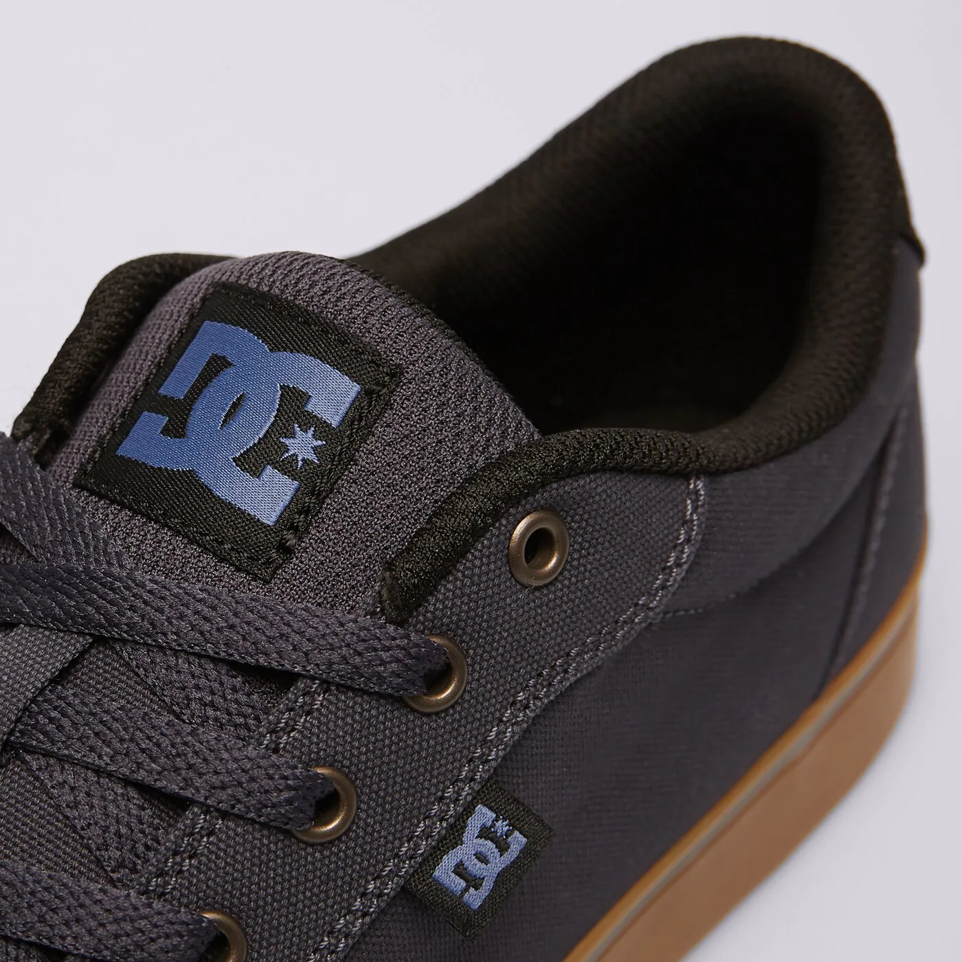 DC ANVIL Grau