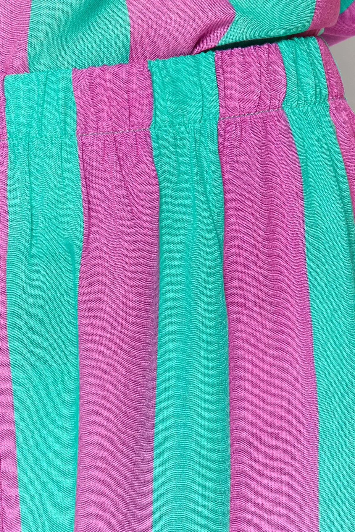 Trendyol Collection  Mehrfarbig gestreiftes Pyjama-Set aus Viskosegewebe mit Seilträgern THMSS23PT00225