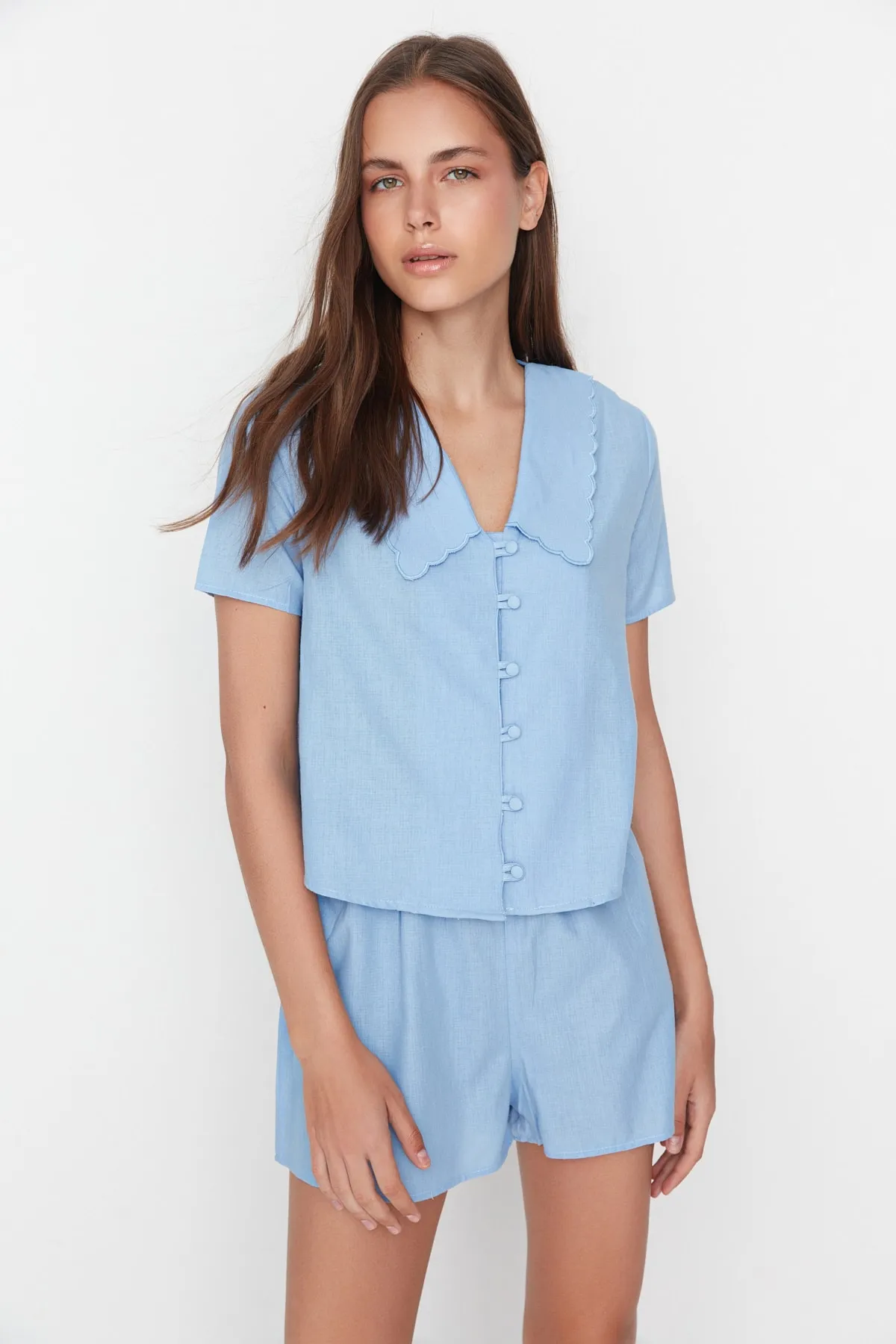 Trendyol Collection  Blaues Pyjama-Set aus Viskose mit Hemd und Shorts, 100 % Baumwolle, Kragendetail, THMSS22PT0179