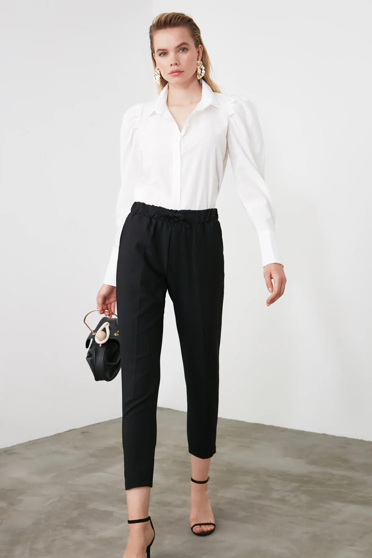 Trendyol Collection  Schwarze, detaillierte Jogger-Webhose mit Krawatte TWOSS19ST0212