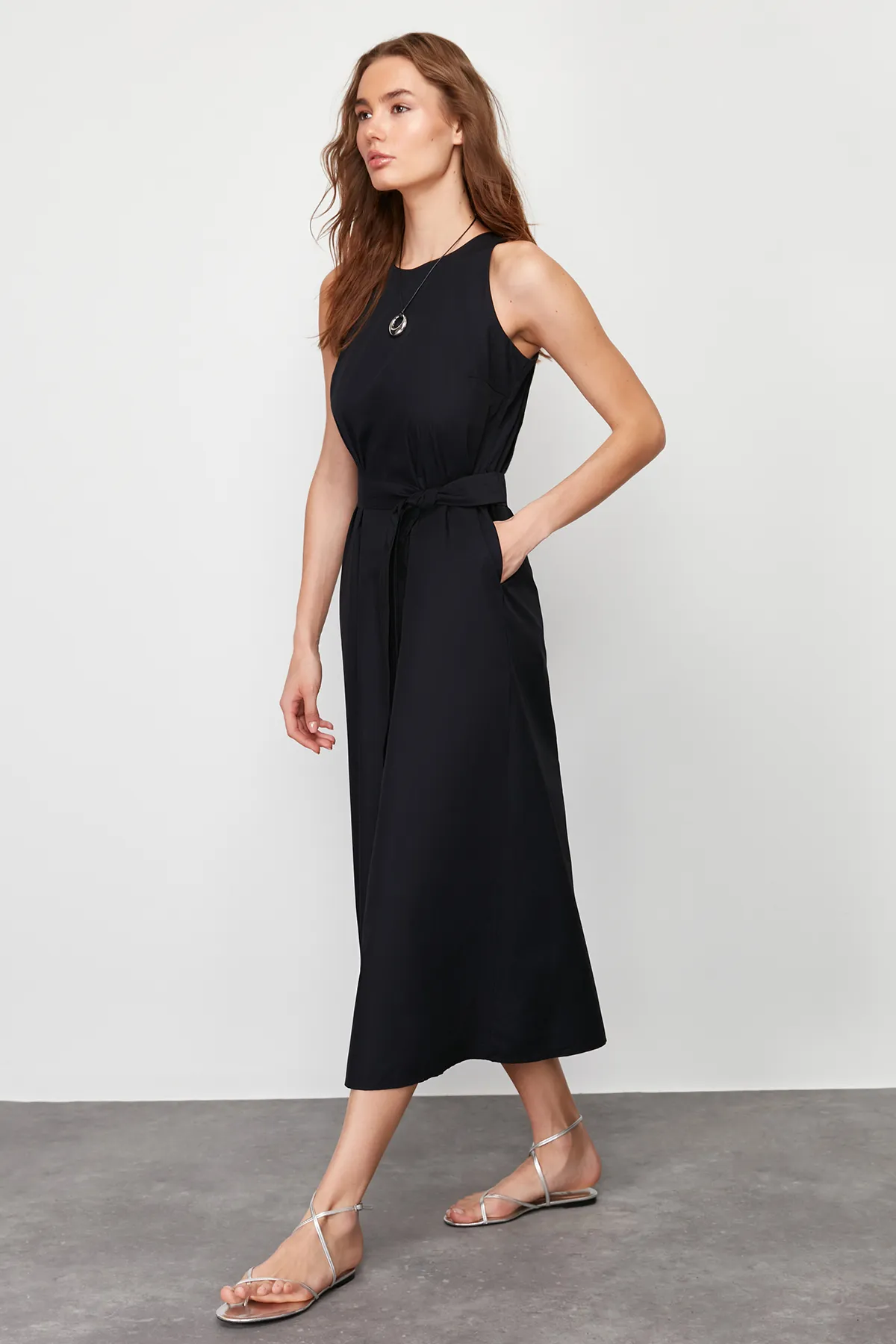 Trendyol Collection  Marineblaues, gewebtes Midikleid aus 100 % Baumwollpopeline mit Gürtel und Tasche TWOSS24EL00338