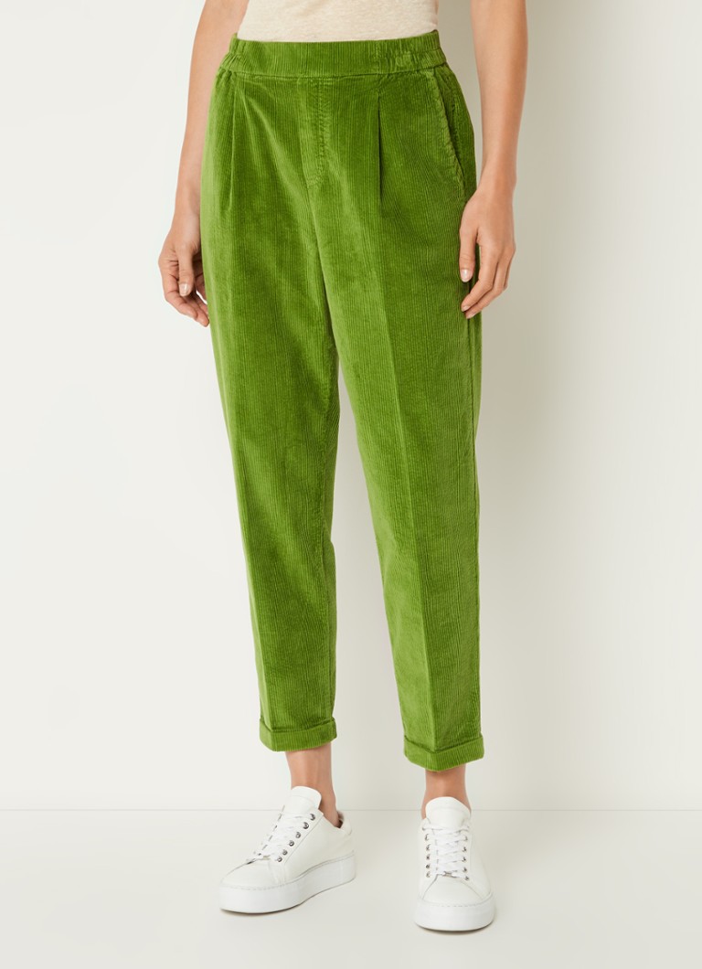 Pantaloni mulați din catifea reiată, cu talie înaltă și croială scurtă pe picior, de la Benetton.