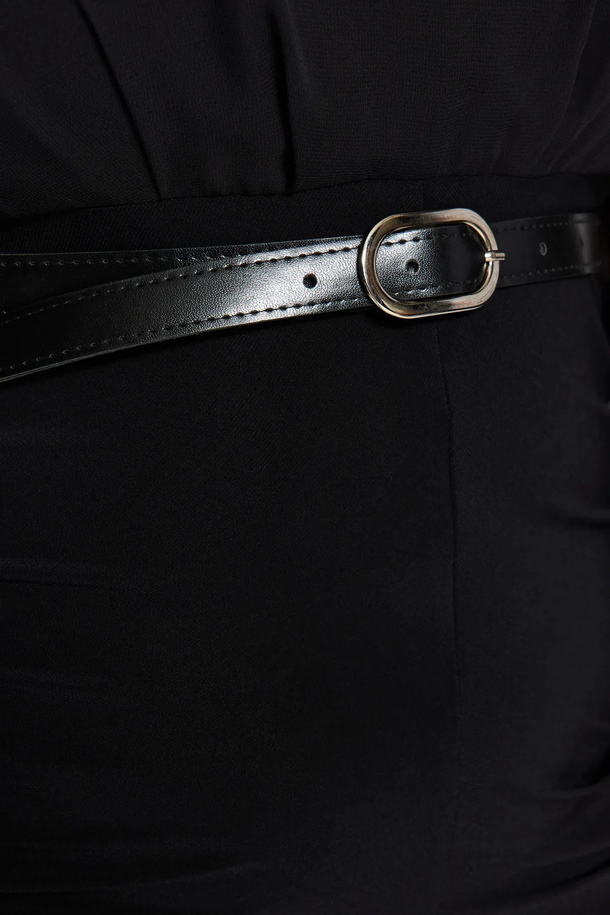 Trendyol Curve  Schwarzes, tailliertes Midikleid aus Webstoff mit Gürteldetail TBBAW24AH00057