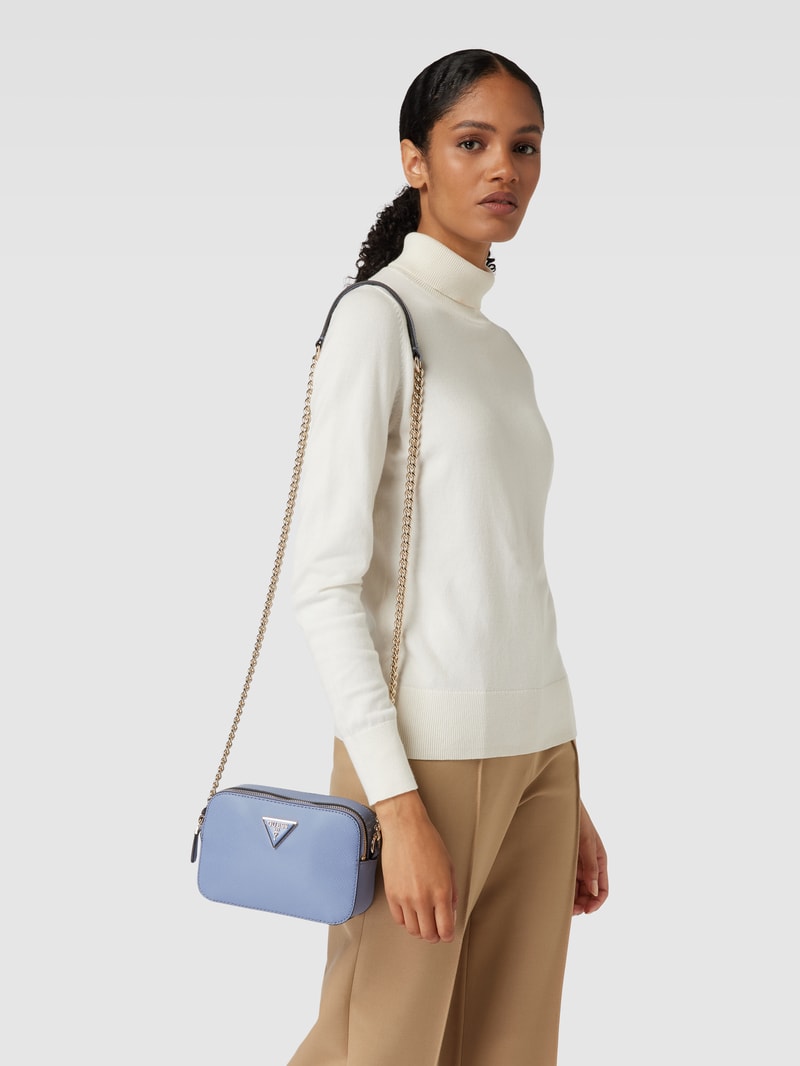 Camera Bag mit Schulterriemen in metallic Modell 'NOELLE' in lila